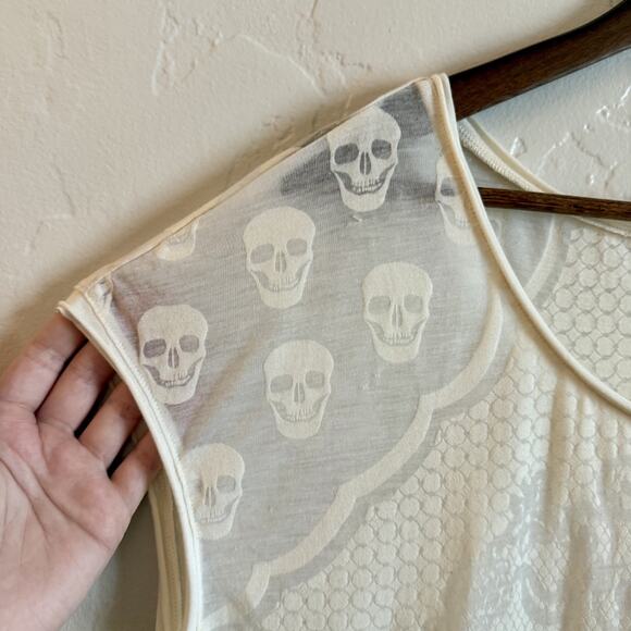 NWT New Guess Size XL T-Shirt - Cream Ivory Sheer Skulls Design Halloween - Picture 3 of 9